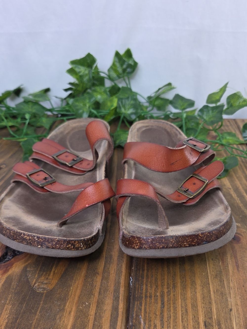 Time & Tru. Leather Flip Flop Sandal. Size 8 - Picture 3 of 7